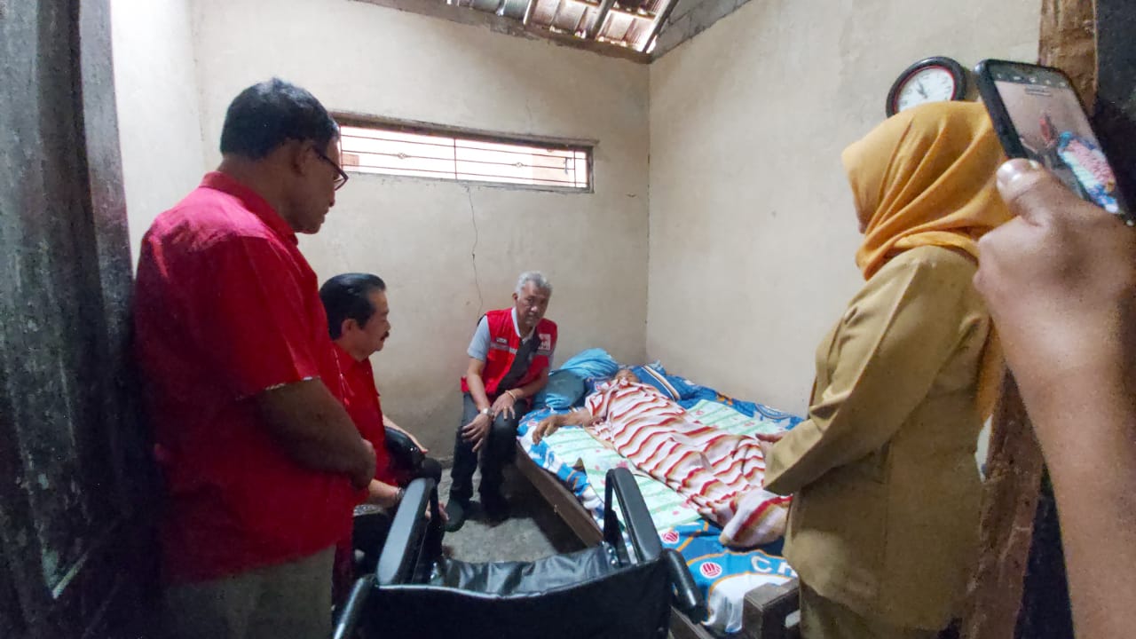 PMI Cimahi Serahkan Bantuan Kursi Roda Untuk Wakiyem