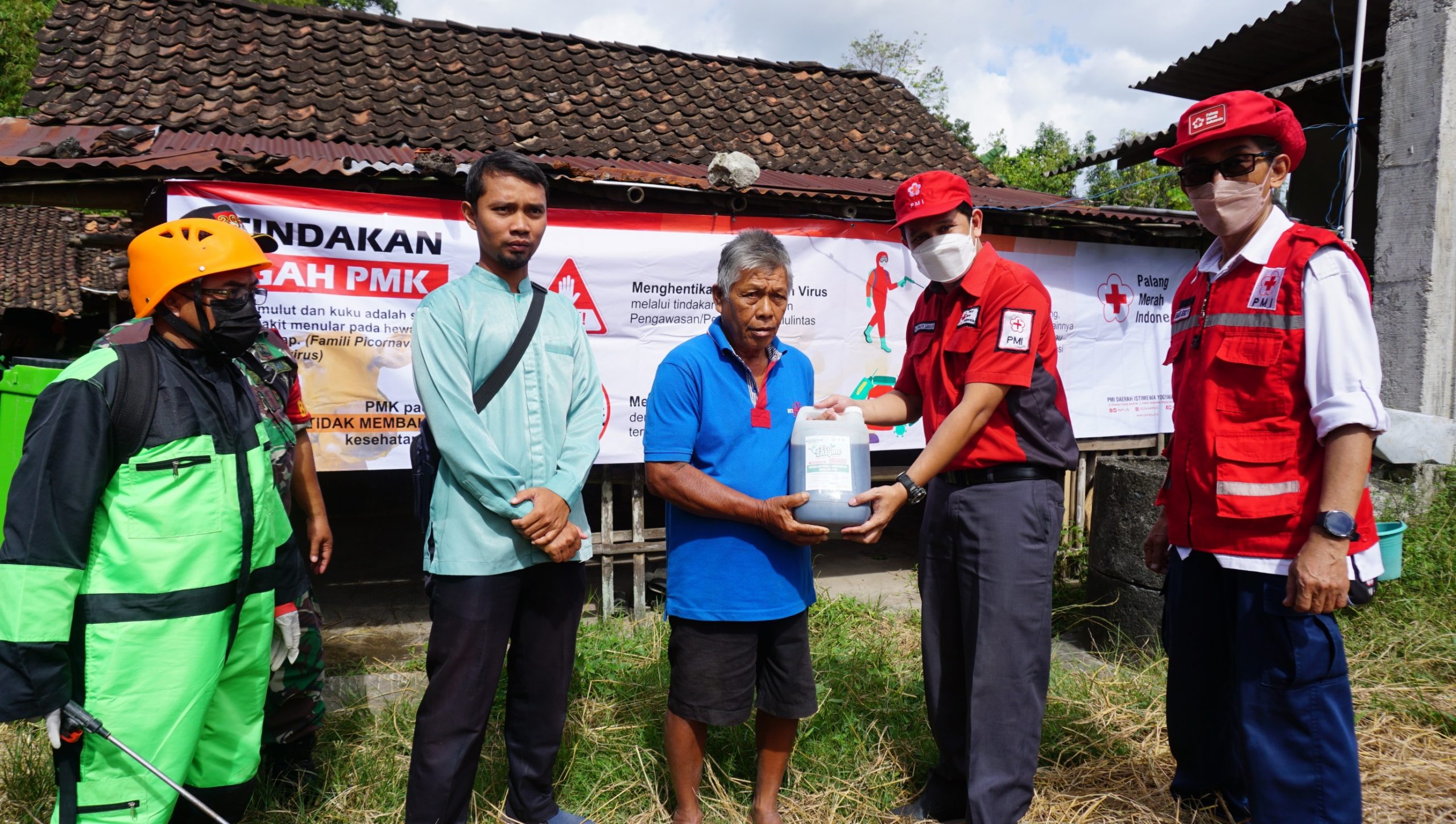 Cegah PMK, PMI Disinfeksi Ternak dan Kandang