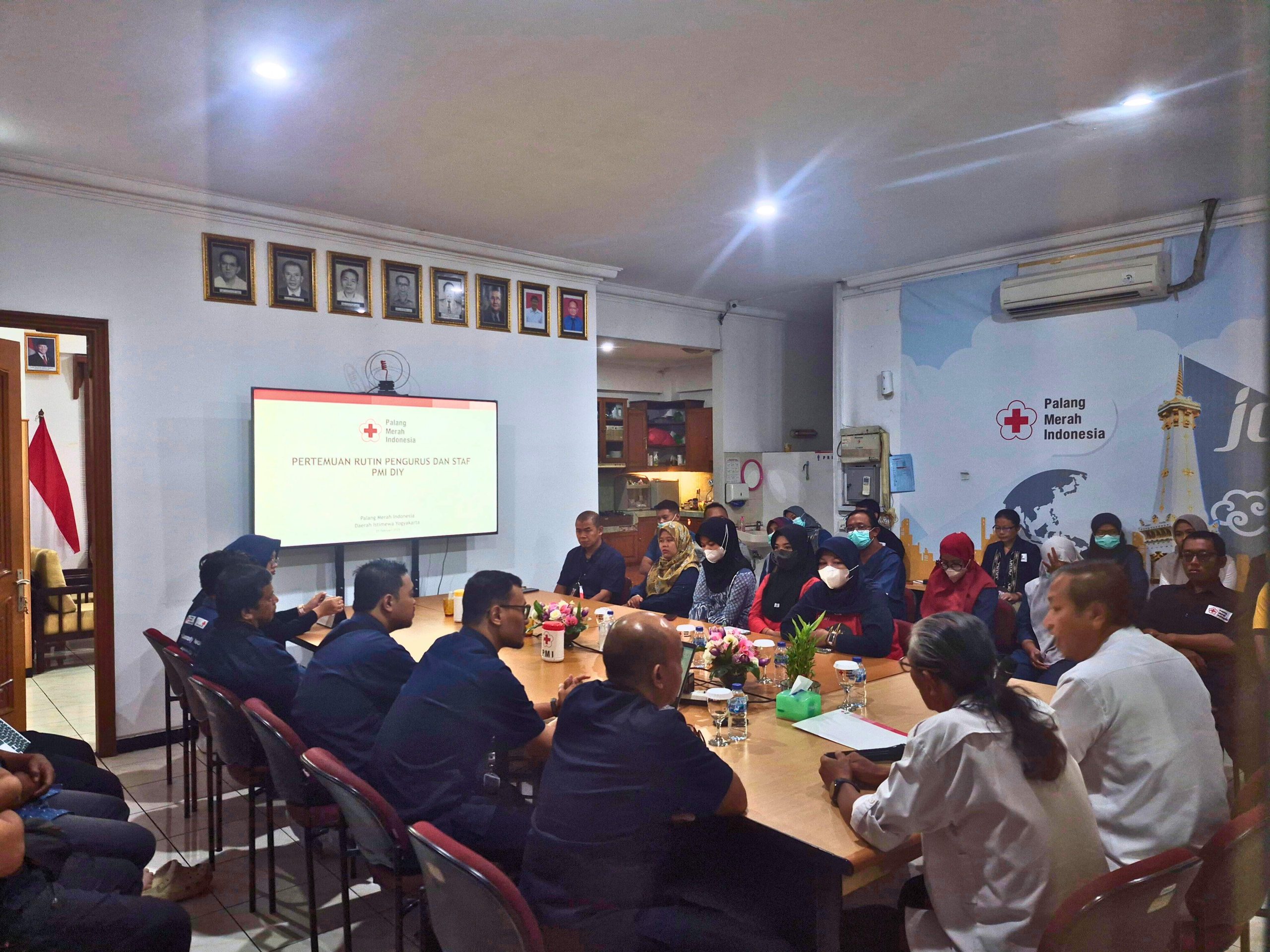 Seluruh Pegawai PMI Cimahi ikuti Pertemuan Rutin Pengurus dan Staf