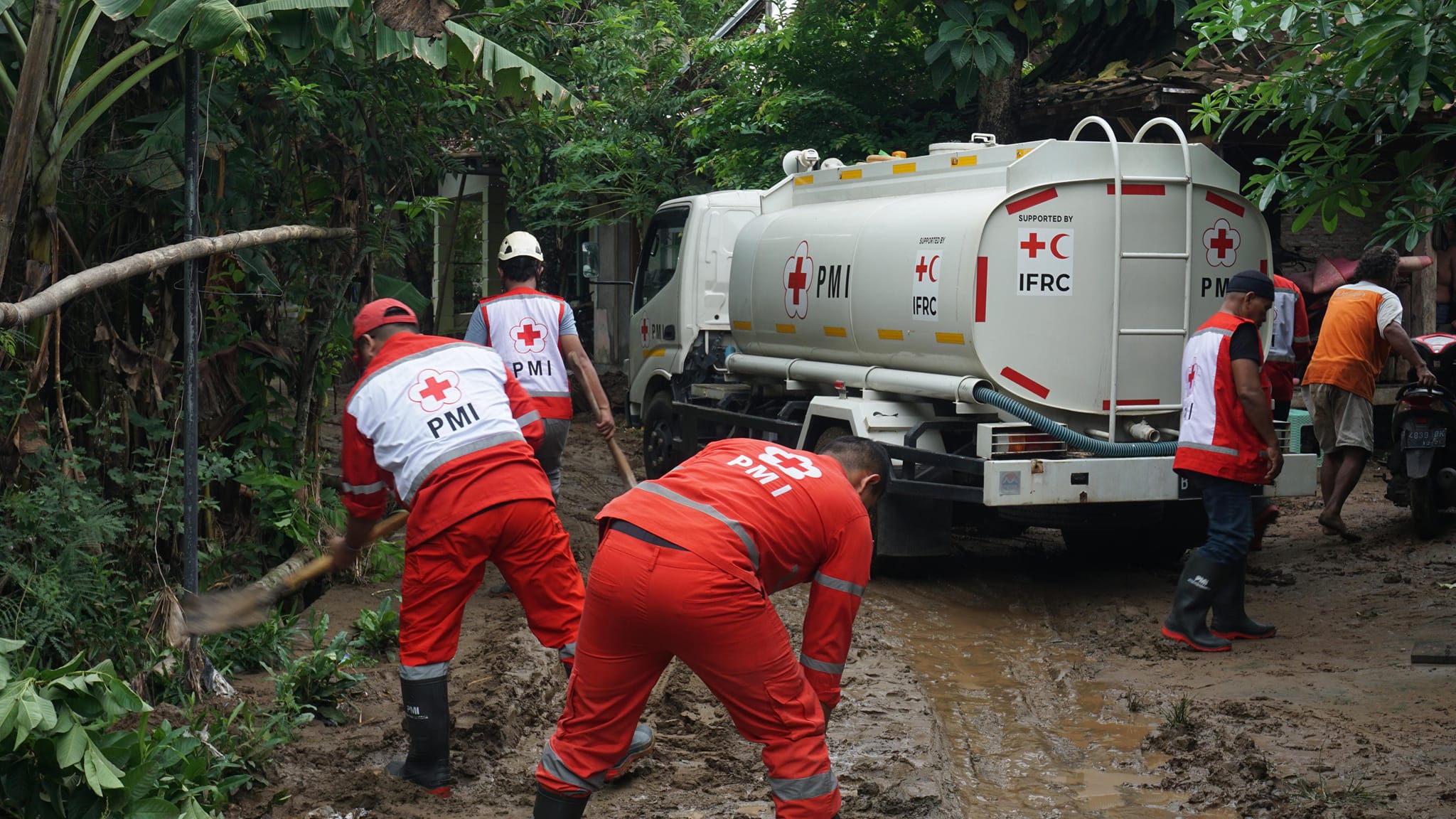Respons Cepat Dampak Bencana Hidrometeorolgi: PMI Cimahi Lakukan Pembersihan Lingkungan