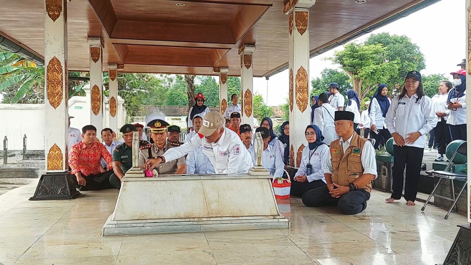 Peringati HUT Ke-80 PMI: PMI cimahi Ziarah ke Makam Pahlawan PMI